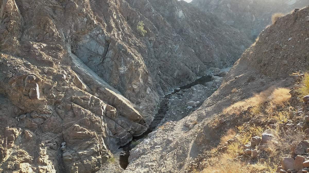 Wadi Madha — Wadi Madha gorge before the mouth of Wadi Half.jpg